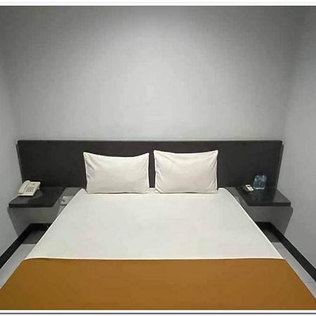 Losmen Family Syariah Bypass Juanda Mitra Reddoorz Brebek Εξωτερικό φωτογραφία